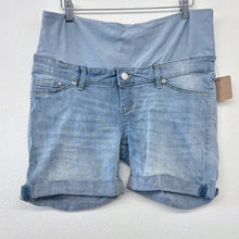 Load image into Gallery viewer, Light Wash Denim Shorts - M
