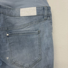 Load image into Gallery viewer, Light Wash Denim Shorts - M
